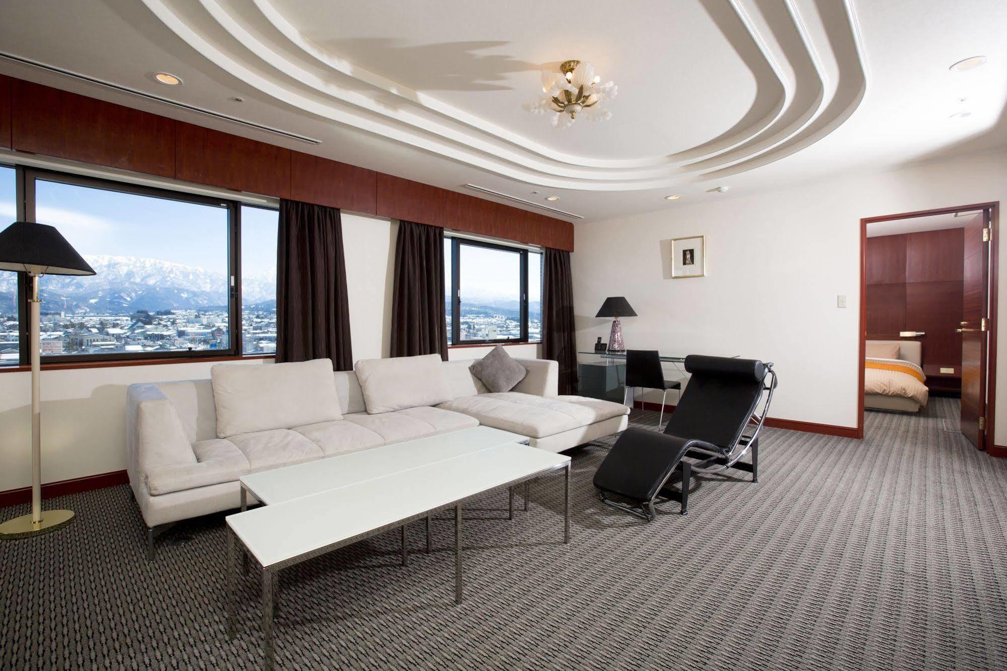 Hotel Granmirage Uozu Екстер'єр фото